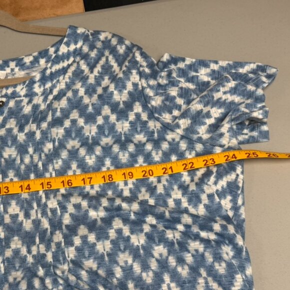 Women's 1X blue and ivory short sleeve shirt with pin tucks and buttons on front - Picture 7 of 12